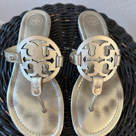 Tory Burch Large Emblem Metallic Sandals/ sz 9 - Picture 11 of 11